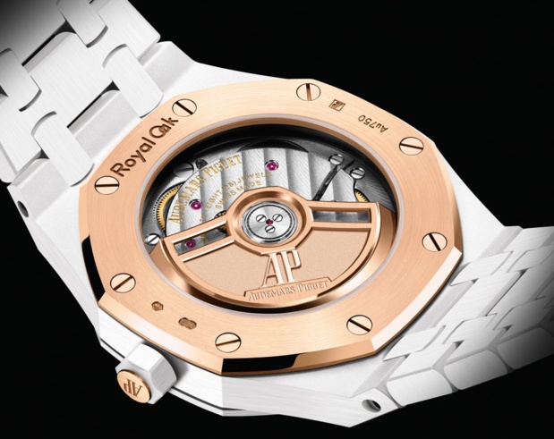 Audemars Piguet : une Royal Oak automatique de 34 mm toute en céramique blanche Audemars Piguet : une Royal Oak automatique de 34 mm toute en céramique blanche