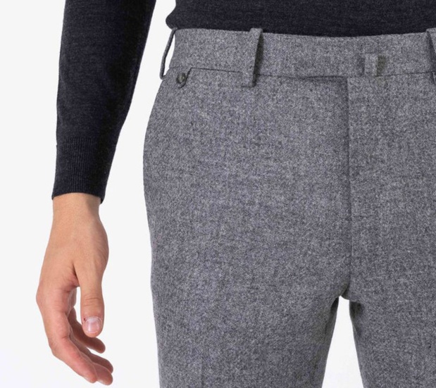 Le pantalon gris : un fondamental de l'élégance masculine Le pantalon gris : un fondamental de l'élégance masculine