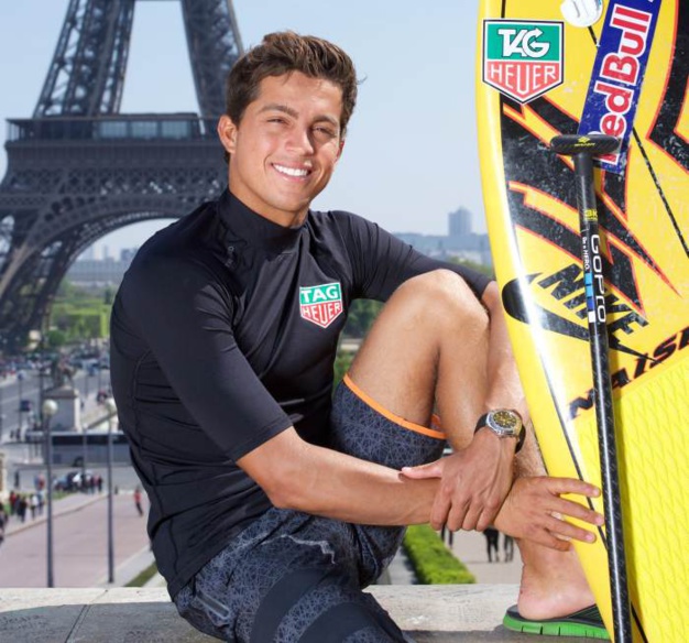 TAG Heuer : le surfeur Kai Lenny de passage à Paris choisit un chrono Aquaracer