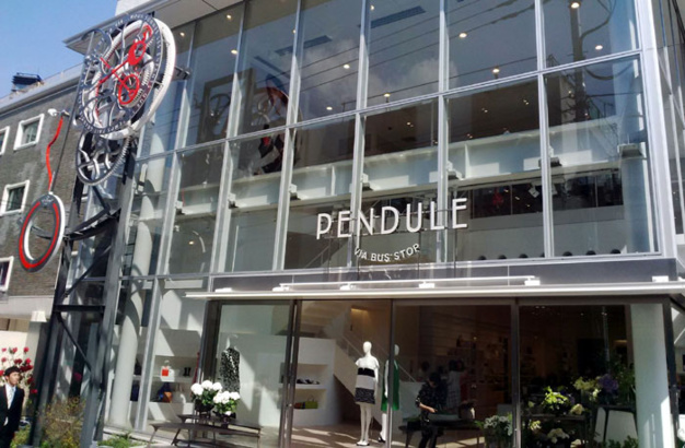 Pendule via Bus Stop à Tokyo avec horloge Utinam Pendule via Bus Stop à Tokyo avec horloge Utinam