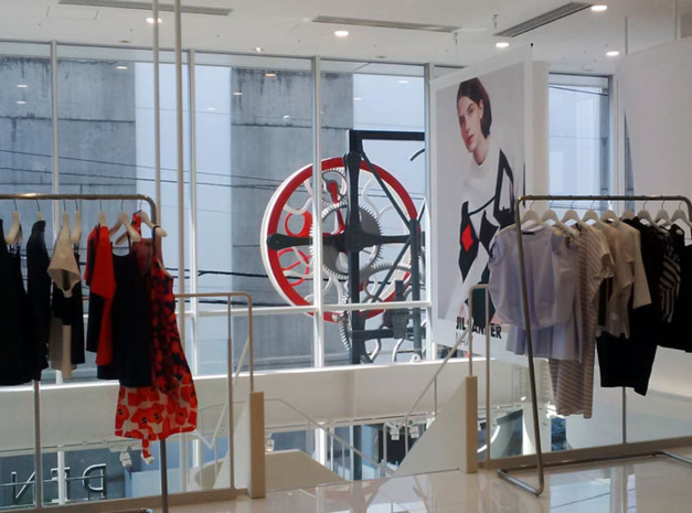 Tokyo : Utinam s'installe sur la devanture de Pendule via Bus Stop en plein coeur d'Omotesando Tokyo : Utinam s'installe sur la devanture de Pendule via Bus Stop en plein coeur d'Omotesando