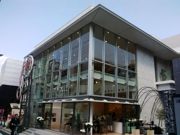 Tokyo : Utinam s'installe sur la devanture de Pendule via Bus Stop en plein coeur d'Omotesando Tokyo : Utinam s'installe sur la devanture de Pendule via Bus Stop en plein coeur d'Omotesando