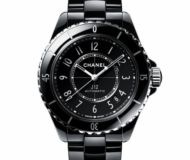 Loin : Michel Sardou porte un chronographe J12 de chez Chanel Loin : Michel Sardou porte un chronographe J12 de chez Chanel