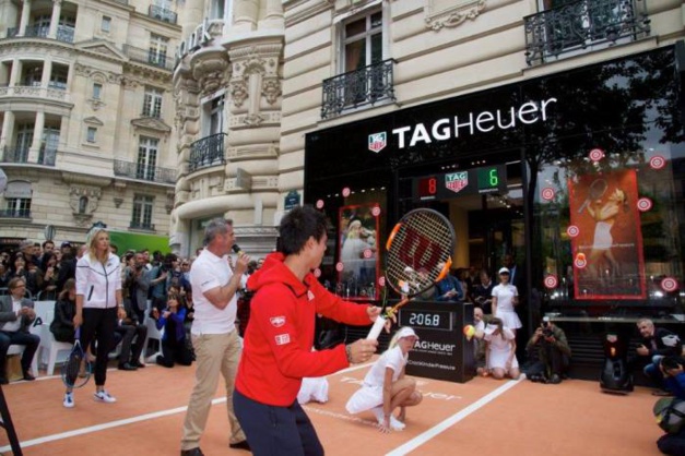 TAG Heuer : battle de la générosité sur les Champs-Elysées avec Maria Sharapova