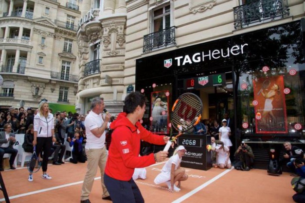 TAG Heuer : battle de la générosité sur les Champs-Elysées avec Maria Sharapova TAG Heuer : battle de la générosité sur les Champs-Elysées avec Maria Sharapova
