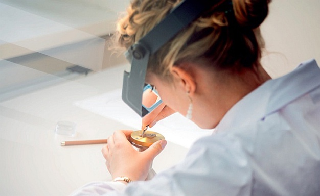 De jeunes horlogers visitent la manufacture Lange & Söhne