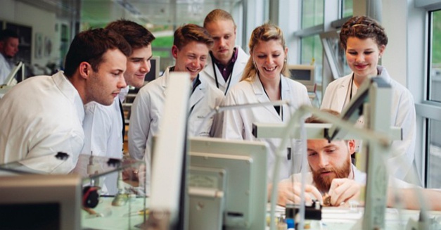 De jeunes horlogers visitent la manufacture Lange & Söhne
