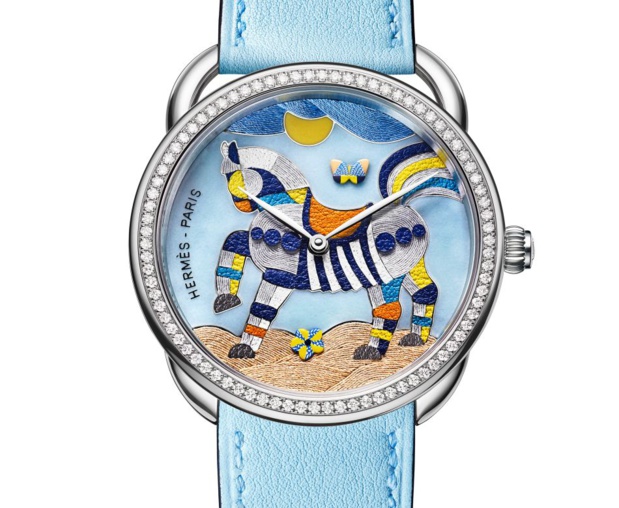 Hermès Arceau Mon Premier Galop : cadran de cuir et de soie, donc forcément très Hermès ! Hermès Arceau Mon Premier Galop : cadran de cuir et de soie, donc forcément très Hermès !