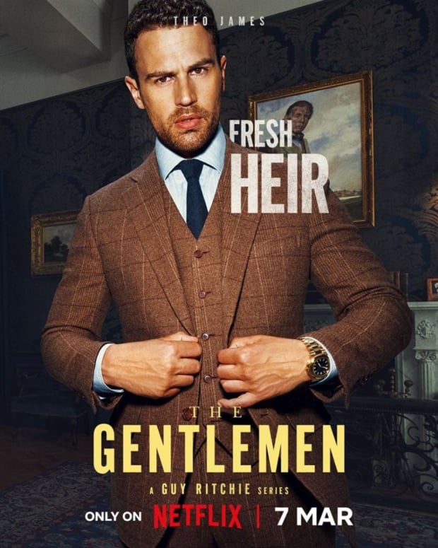 The Gentlemen : Theo James porte une Patek Philippe Nautilus en or rose The Gentlemen : Theo James porte une Patek Philippe Nautilus en or rose