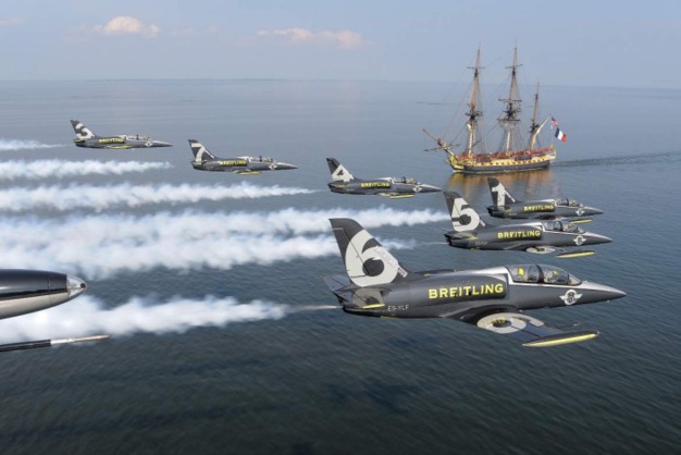 Le Breitling Jet Team survolant l'Hermione