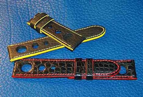 Ici, deux bracelets sports pour montre Panerai : le jaune en buffle, le noir en croco écailles rondes Ici, deux bracelets sports pour montre Panerai : le jaune en buffle, le noir en croco écailles rondes