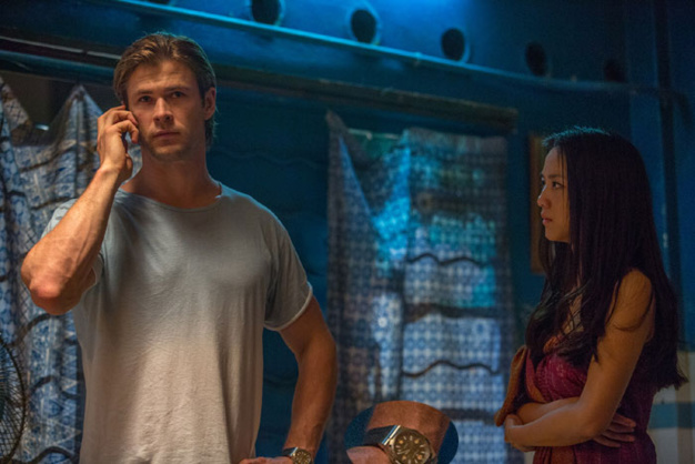 Hacker : Chris Hemsworth porte une Overseas Vacheron Constantin