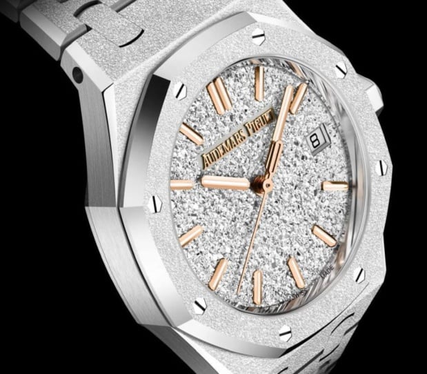 Audemars Piguet : deux Royal Oak de 34 mm en Frosted Gold avec cadrans "Crystral Sand" Audemars Piguet : deux Royal Oak de 34 mm en Frosted Gold avec cadrans "Crystral Sand"