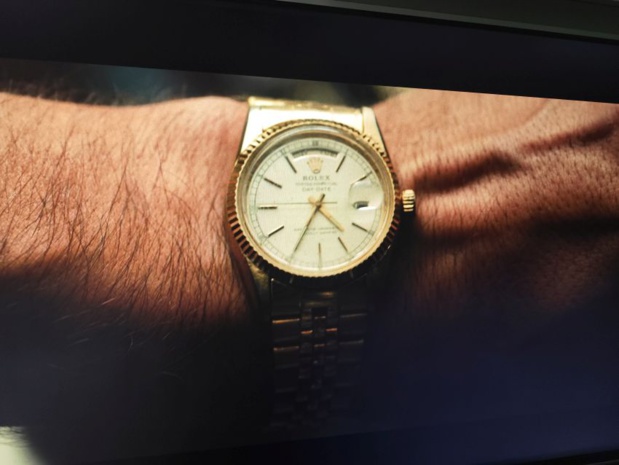 Shantaram : Luke Pasqualino porte une Rolex Daydate en or jaune Shantaram : Luke Pasqualino porte une Rolex Daydate en or jaune