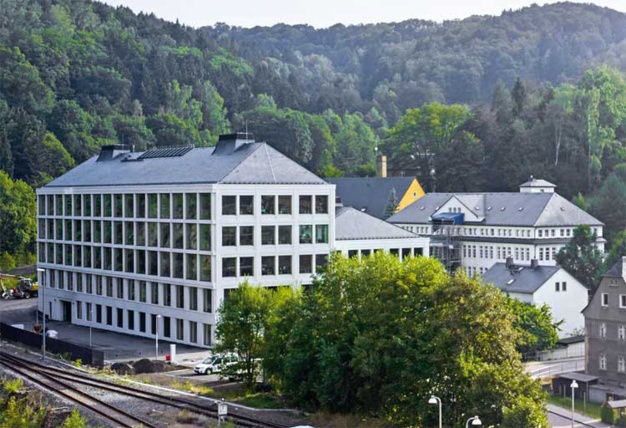 La nouvelle manufacture Lange, à gauche
