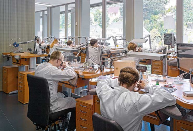 Lange : les horlogers en plein travail