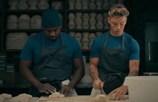 The Bear : Will Poulter porte une Omega Seamaster Aqua Terra en acier The Bear : Will Poulter porte une Omega Seamaster Aqua Terra en acier