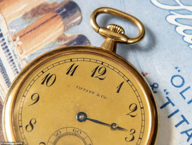 La montre de poche Tiffany offerte au capitaine qui sauva les naufragés du Titanic exposée à Belfast La montre de poche Tiffany offerte au capitaine qui sauva les naufragés du Titanic exposée à Belfast