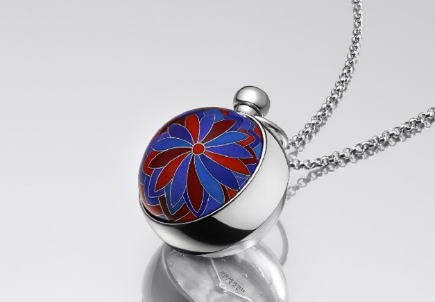 Hermès : Pendentif Boule, un bel hommage à l'art de l'émail cloisonné Hermès : Pendentif Boule, un bel hommage à l'art de l'émail cloisonné