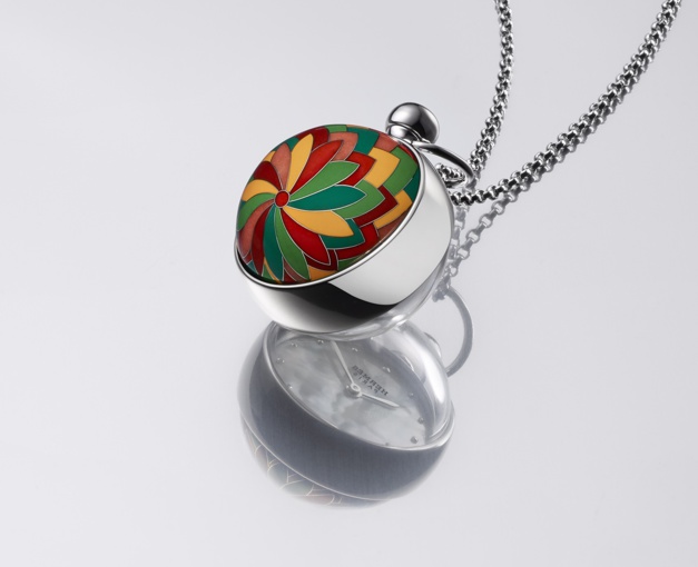 Hermès : Pendentif Boule, un bel hommage à l'art de l'émail cloisonné Hermès : Pendentif Boule, un bel hommage à l'art de l'émail cloisonné