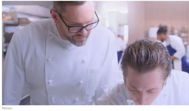 The Bear : Joel Mchale porte un chronographe Breitling Chronomat en or et acier The Bear : Joel Mchale porte un chronographe Breitling Chronomat en or et acier