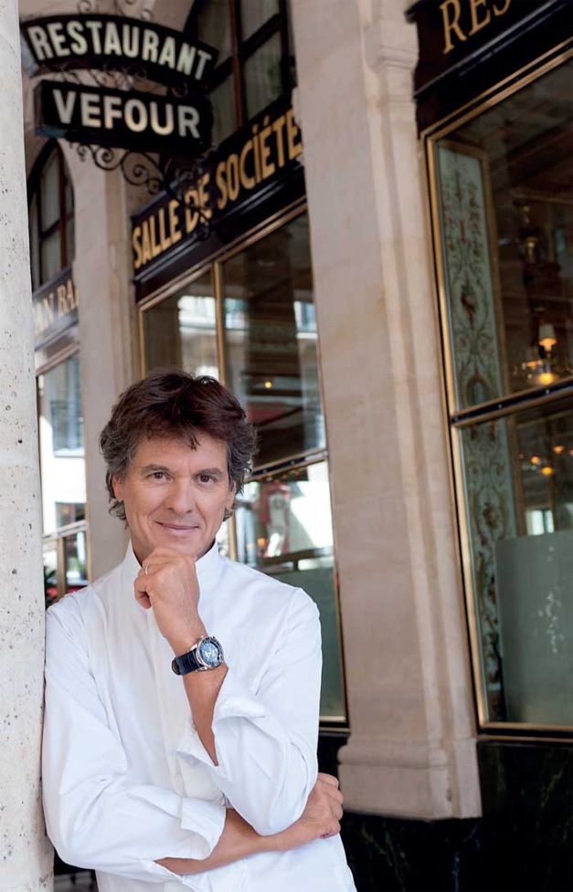 Guy Savoie devant Le Grand Véfour