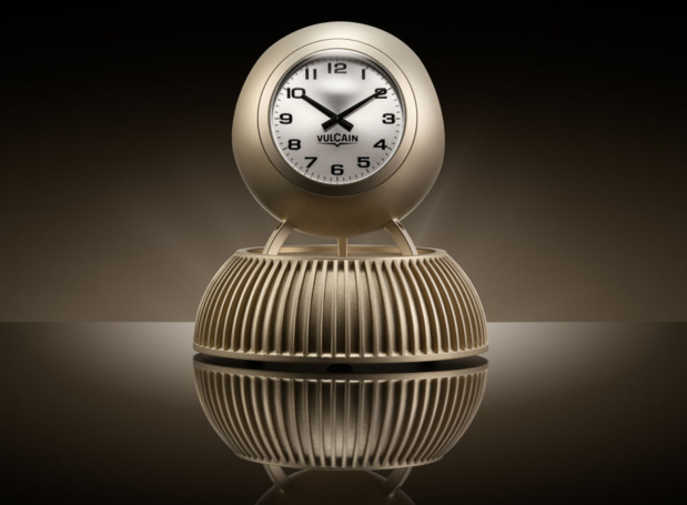 Vulcain réédite la fameuse horloge du terminal TWA de JFK en version "table clock" Vulcain réédite la fameuse horloge du terminal TWA de JFK en version "table clock"