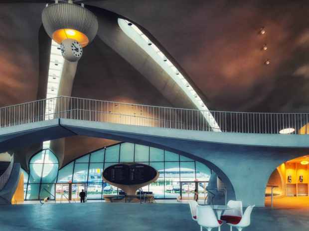 Vulcain réédite la fameuse horloge du terminal TWA de JFK en version "table clock" Vulcain réédite la fameuse horloge du terminal TWA de JFK en version "table clock"