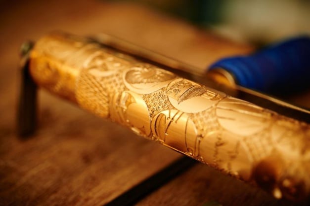 sceau-cylindre en or ciselée de symboles dépeignant 260 ans d’horlogerie et de métiers d’art sceau-cylindre en or ciselée de symboles dépeignant 260 ans d’horlogerie et de métiers d’art