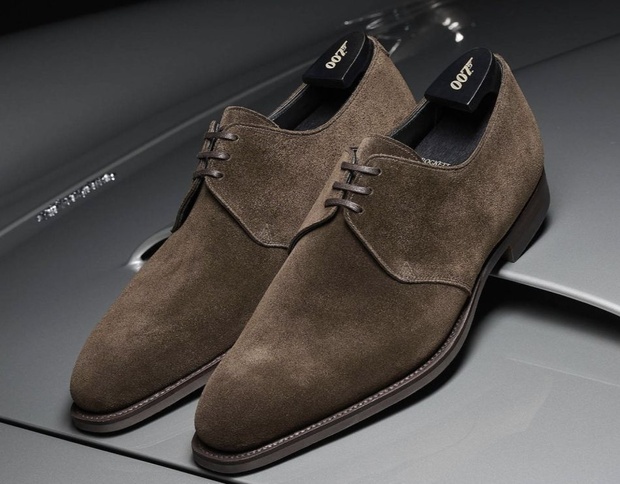 Goldfinger mis à l'honneur chez Crockett & Jones avec deux souliers en éditions limitées Goldfinger mis à l'honneur chez Crockett & Jones avec deux souliers en éditions limitées
