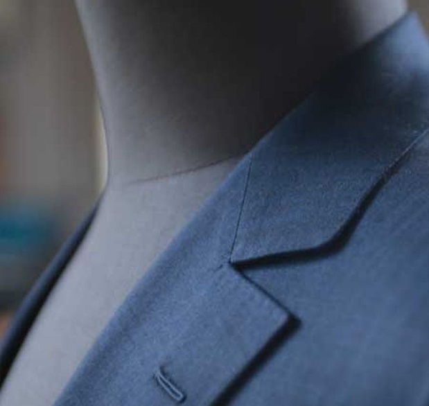 Quand The Hour Glass rend un bel hommage au tailleur parisien Camps de Luca Quand The Hour Glass rend un bel hommage au tailleur parisien Camps de Luca