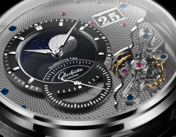 Glashütte Original PanoLunarInverse : une Lune de profil sur cadran en aventurine et boitier en platine Glashütte Original PanoLunarInverse : une Lune de profil sur cadran en aventurine et boitier en platine
