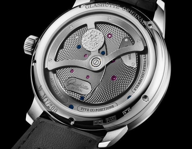Glashütte Original PanoLunarInverse : une Lune de profil sur cadran en aventurine et boitier en platine Glashütte Original PanoLunarInverse : une Lune de profil sur cadran en aventurine et boitier en platine
