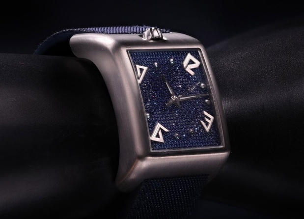 Qartel : une montre au cadran "décalé" d'un quart pour la moto Qartel : une montre au cadran "décalé" d'un quart pour la moto