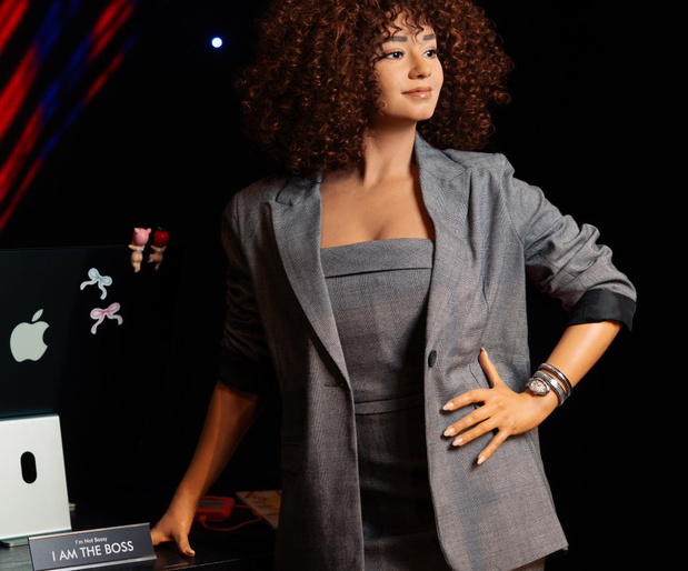 Léna Situations au Musée Grévin avec une Bvlgari Serpenti Tubogas au poignet Léna Situations au Musée Grévin avec une Bvlgari Serpenti Tubogas au poignet