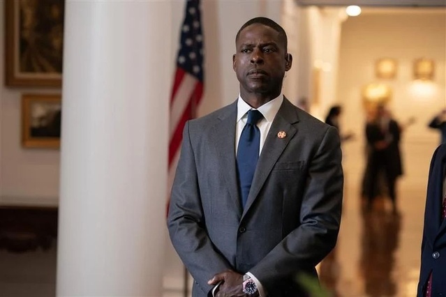 Paradise : Sterling K. Brown porte une Rolex GMT II Pepsi en acier Paradise : Sterling K. Brown porte une Rolex GMT II Pepsi en acier