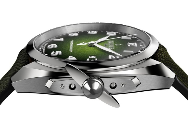 Dubois DBF009 : sa couronne en forme d'hélice est un bel hommage à l'aviation Dubois DBF009 : sa couronne en forme d'hélice est un bel hommage à l'aviation
