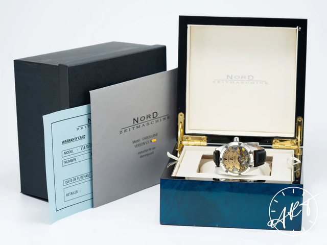 Une très rare Nord Zeitmaschine Variocurve à découvrir sur le site Artwatches.com Une très rare Nord Zeitmaschine Variocurve à découvrir sur le site Artwatches.com