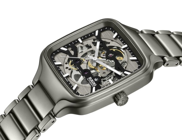Rado True Square Skeleton : en céramique plasma aux finitions mates et détails sablés Rado True Square Skeleton : en céramique plasma aux finitions mates et détails sablés