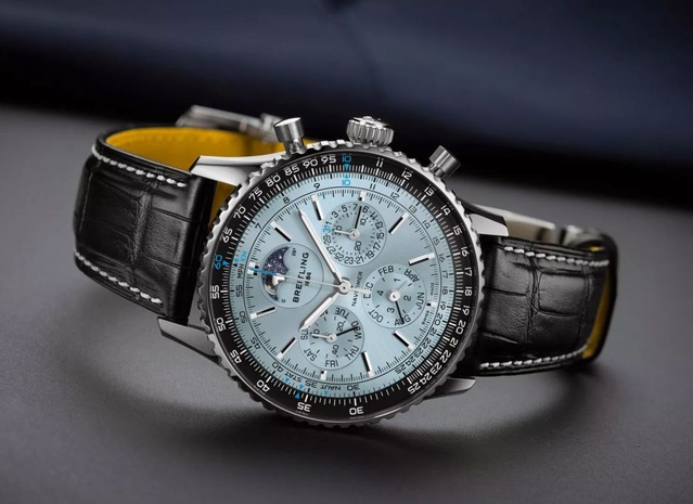 Breitling Navitimer B19 Perpetual Calendar Chronograph : cadran bleu glacier, boitier acier et lunette en platine Breitling Navitimer B19 Perpetual Calendar Chronograph : cadran bleu glacier, boitier acier et lunette en platine