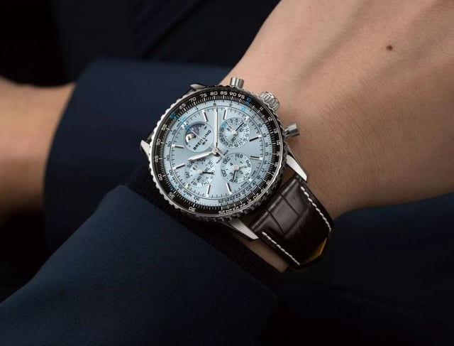 Breitling Navitimer B19 Perpetual Calendar Chronograph : cadran bleu glacier, boitier acier et lunette en platine Breitling Navitimer B19 Perpetual Calendar Chronograph : cadran bleu glacier, boitier acier et lunette en platine