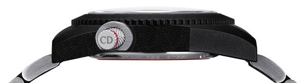 Chiffre Rouge A06 de Dior : toujours asymétrique et recouverte de caoutchouc noir