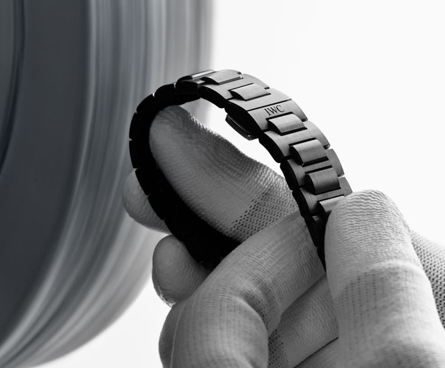 IWC Ingenieur Automatic 42 en céramique noire : des plus réussies IWC Ingenieur Automatic 42 en céramique noire : des plus réussies