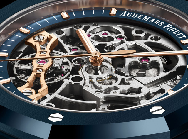 Audemars Piguet : Bleu nuit, Nuage 50, trois nouveautés dans une nouvelle nuance de céramique bleue