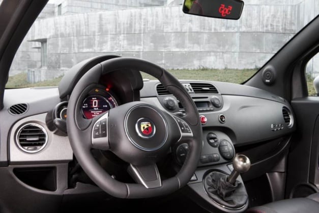 Abarth Competizione by TAG Heuer : une voiture toujours à l'heure Abarth Competizione by TAG Heuer : une voiture toujours à l'heure