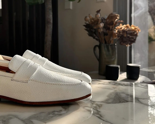 Caulaincourt : un beau mocassin blanc en cuir de cerf en collaboration avec Paul de la Nouvelle Caulaincourt : un beau mocassin blanc en cuir de cerf en collaboration avec Paul de la Nouvelle