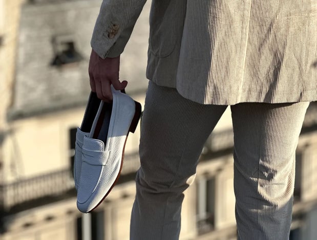 Caulaincourt : un beau mocassin blanc en cuir de cerf en collaboration avec Paul de la Nouvelle Caulaincourt : un beau mocassin blanc en cuir de cerf en collaboration avec Paul de la Nouvelle