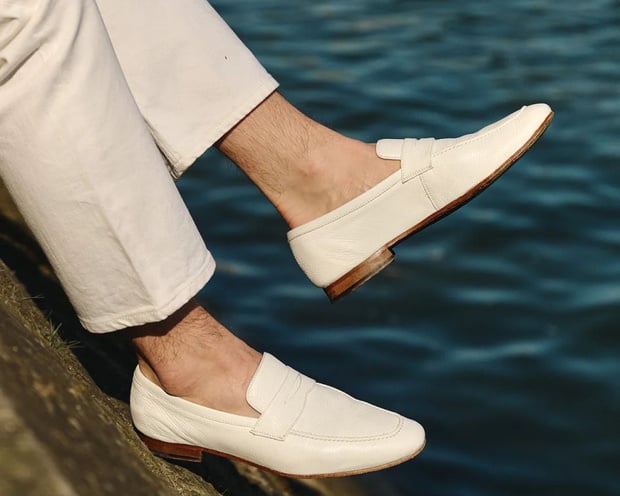 Caulaincourt : un beau mocassin blanc en cuir de cerf en collaboration avec Paul de la Nouvelle Caulaincourt : un beau mocassin blanc en cuir de cerf en collaboration avec Paul de la Nouvelle