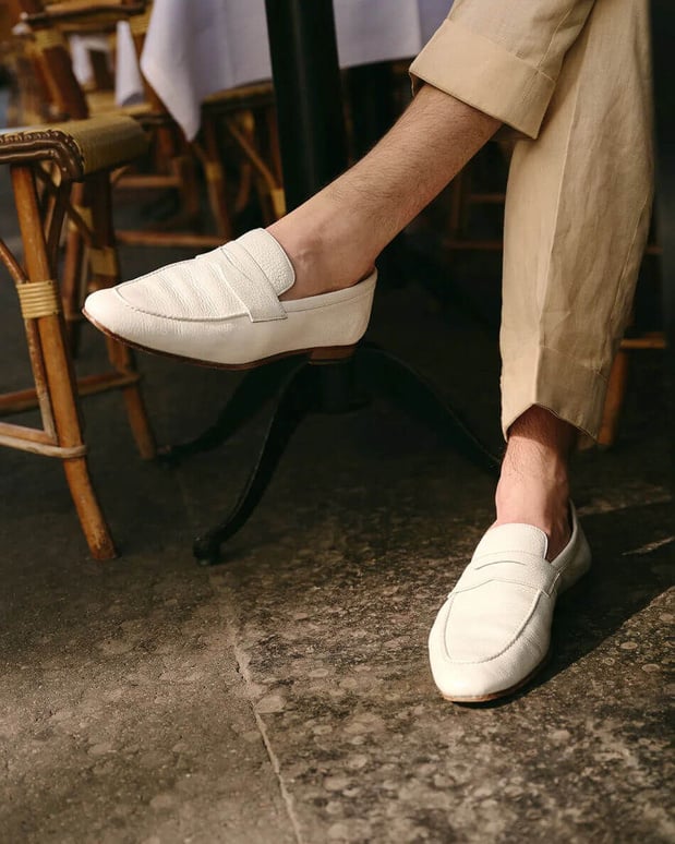 Caulaincourt : un beau mocassin blanc en cuir de cerf en collaboration avec Paul de la Nouvelle Caulaincourt : un beau mocassin blanc en cuir de cerf en collaboration avec Paul de la Nouvelle