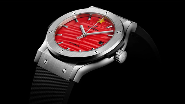 Hublot Classic Fusion Titanium édition limitée : cadran en laque rouge et étoile d'or Hublot Classic Fusion Titanium édition limitée : cadran en laque rouge et étoile d'or